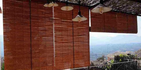 Cómo conseguir un ambiente fresco en tu hogar con persianas alicantinas de madera